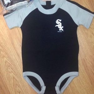 6/9 m chicago white sox 3 pc onsie bib bootie set